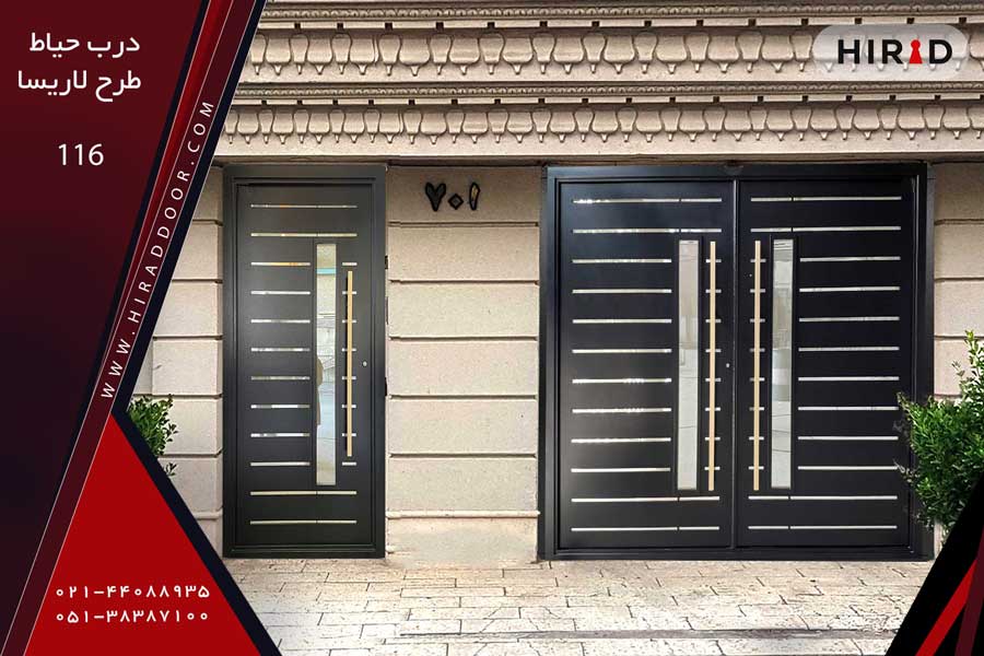 درب حیاط و درب پارکینگی مشکی رنگ با طراحی ست، همراه دستگیره های طلایی بلند، نصب شده در ورودی ساختمان ویلایی با نمای رومی